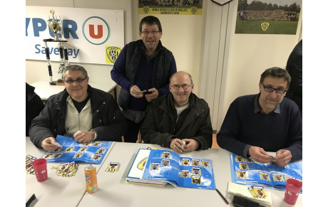 DE GRANDS ENFANTS FONT UNE BOURSE AUX VIGNETTES &quot;PANINI SMPFC&quot;